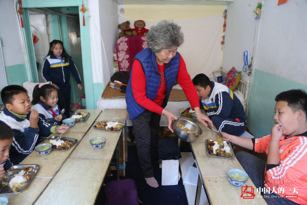 73岁奶奶小屋里办托管班 不会英语却教出20多