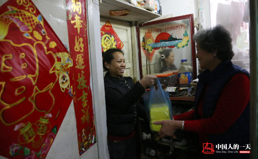 73岁奶奶小屋里办托管班 不会英语却教出20多