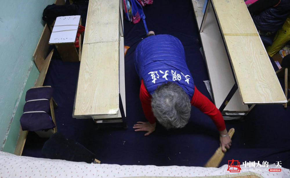 73岁奶奶小屋里办托管班 不会英语却教出20多