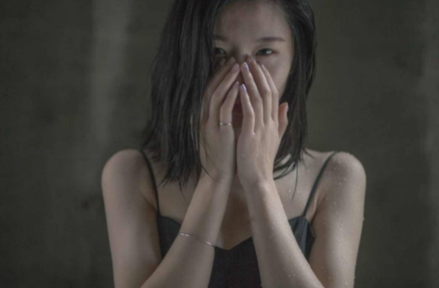 美女因失恋轻生被帅哥警察相救 得救后抱着不撒手 网友 快放手