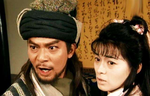 我们看少室山大战,萧峰一把就把慕容复给举了起来,似乎慕容复毫无还