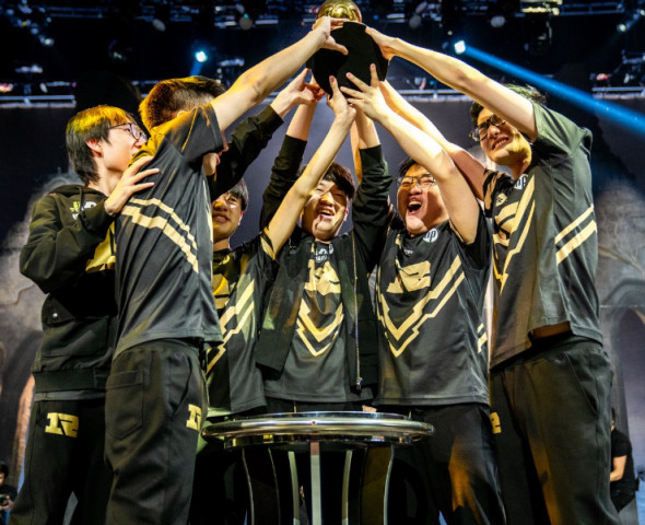 "全网最骚郭乐乐"如今电竞冠军王者归来!网友:垃圾游戏也配?