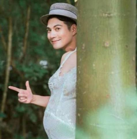 明星"错位照":何炅的麻花辫,杰伦的大白腿,杨颖的才是亮点