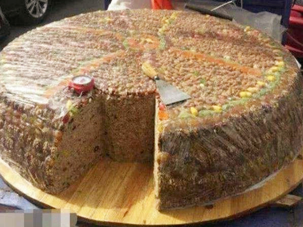 老外买10元切糕尝尝味,老板切了150元,