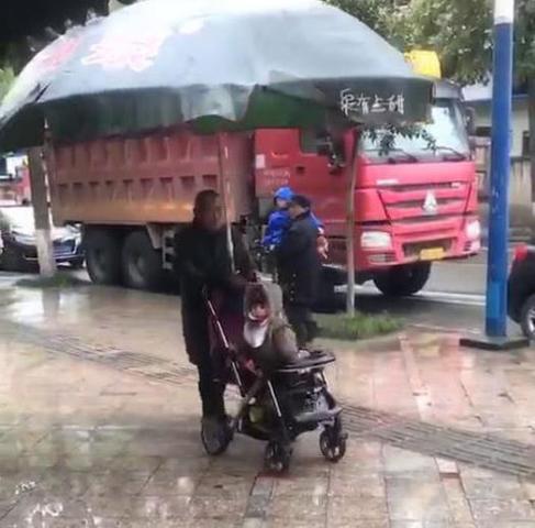 爷孙下雨天出门 这个改造的婴儿车太牛 网友 这是少爷出行