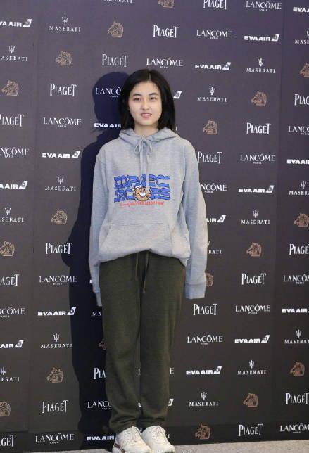 张子枫竟一身廉价运动装亮相金马奖,酒会还溜