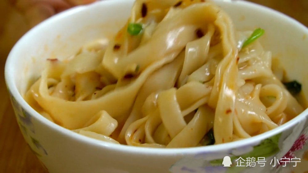 面条的懒人做法,不用擀面杖,双手一拉一拽,一顿