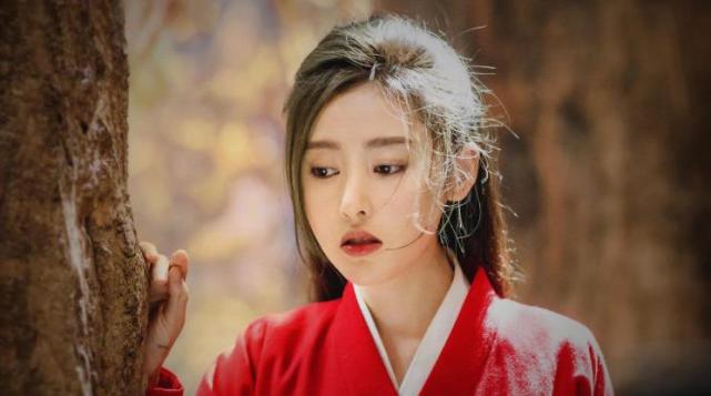 2017年上映的《三生三世十里桃花》,迪丽热巴在里面饰演白凤九是一名