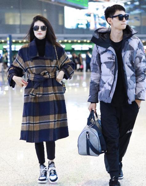 何穗现身机场,男模唐晓天陪同超养眼,格纹大衣有魅力