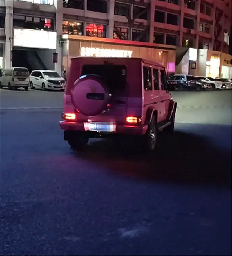 214万奔驰大G现北京,全车粉色贴膜,但网友关注