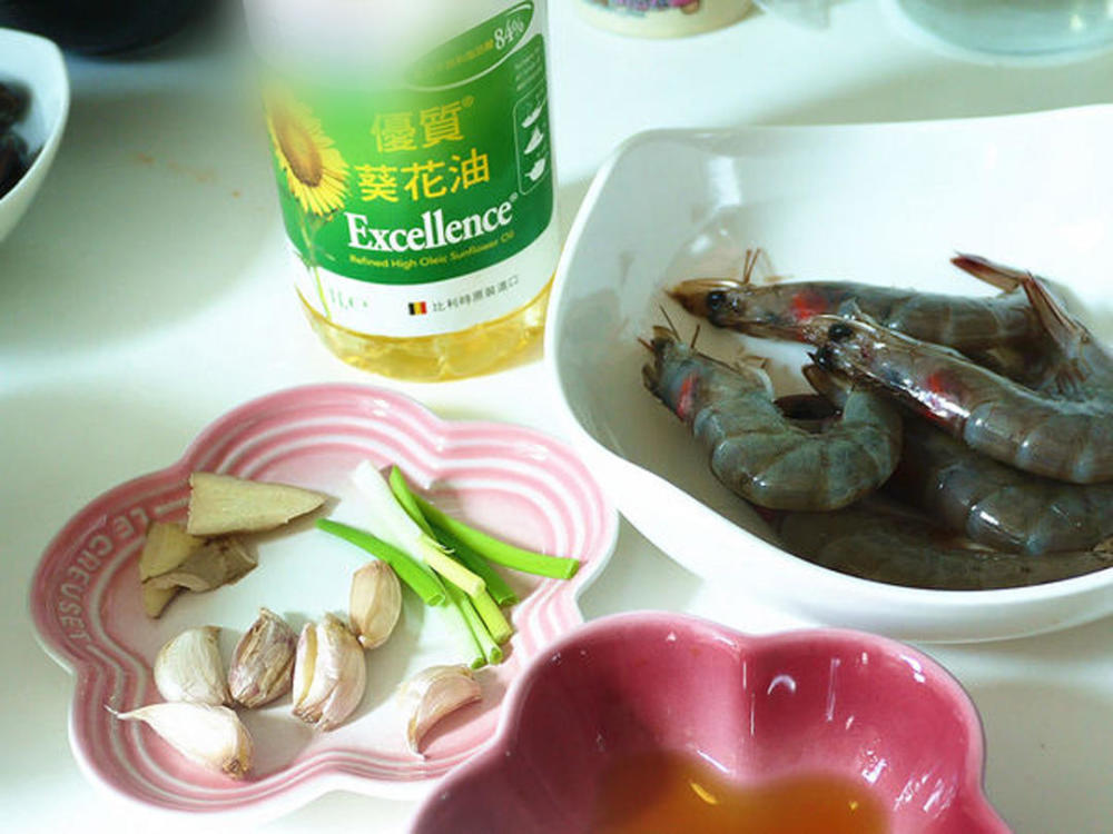 大虾这样做,比水煮油焖好吃多了,我头一次吃这