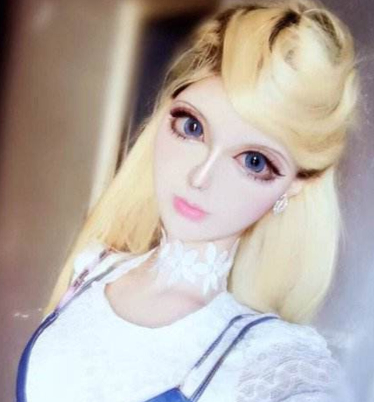 "真人芭比"迪丽拉卸妆后素颜照流出,网友:画风骤变差距太大!