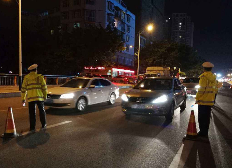 为啥德国人喝两瓶酒开车都不罚,国人喝一杯就算酒驾?原因很可怕