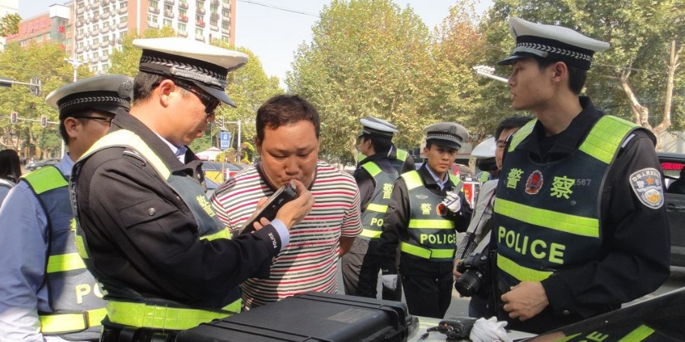 为啥德国人喝两瓶酒开车都不罚,国人喝一杯就算酒驾?原因很可怕