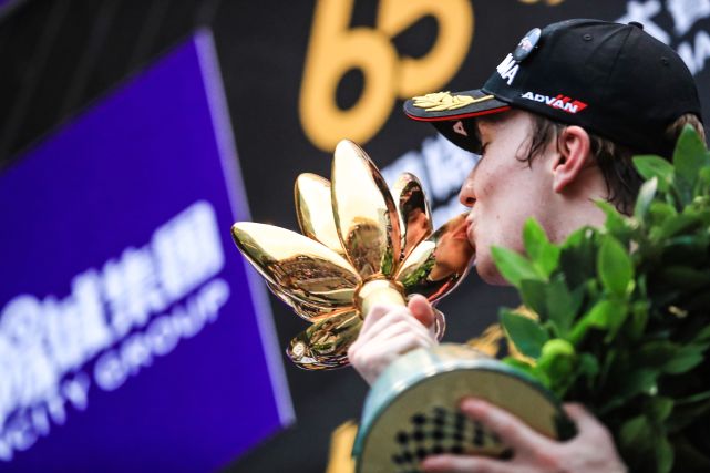 澳门F3世界杯:蒂克顿卫冕 女车手重大事故后无