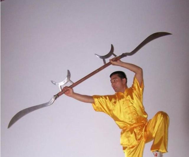 象鼻刀:长刀的一种.因刀头弯曲似象鼻,故名.又称象鼻大刀".