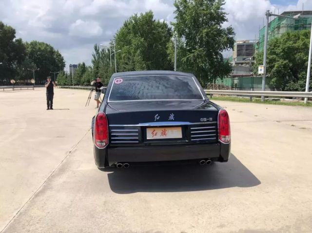街头现身600万红旗l5豪车,"京q va001"车牌成亮点!