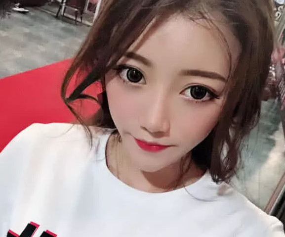 牌牌琦直播间调戏娇妹,却被身后小伊伊