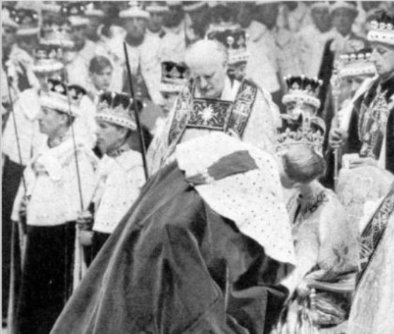 英国女王加冕礼珍藏照片:戴上王冠接过权杖,新