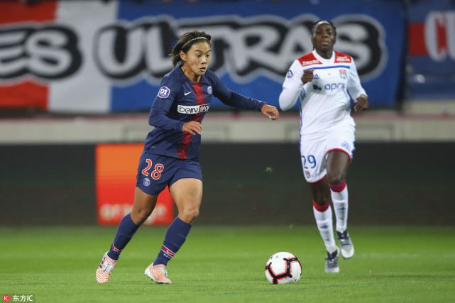 王霜抢断门将破门帅气滑跪!巴黎女足1-1平12冠