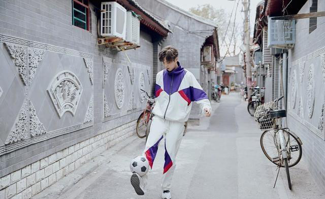 鹿晗在胡同里踢足球,阳刚之气很爷们