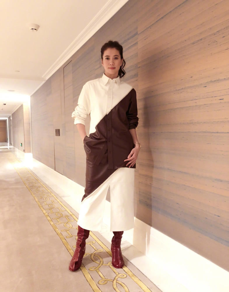 袁咏仪波浪长卷发优雅又减龄,比短发造型美多