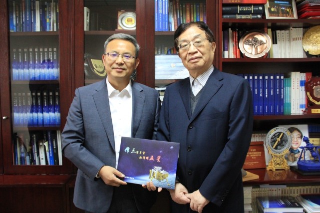 叶培建院士(右)向杭四中校长张伟韬(左)赠送礼物