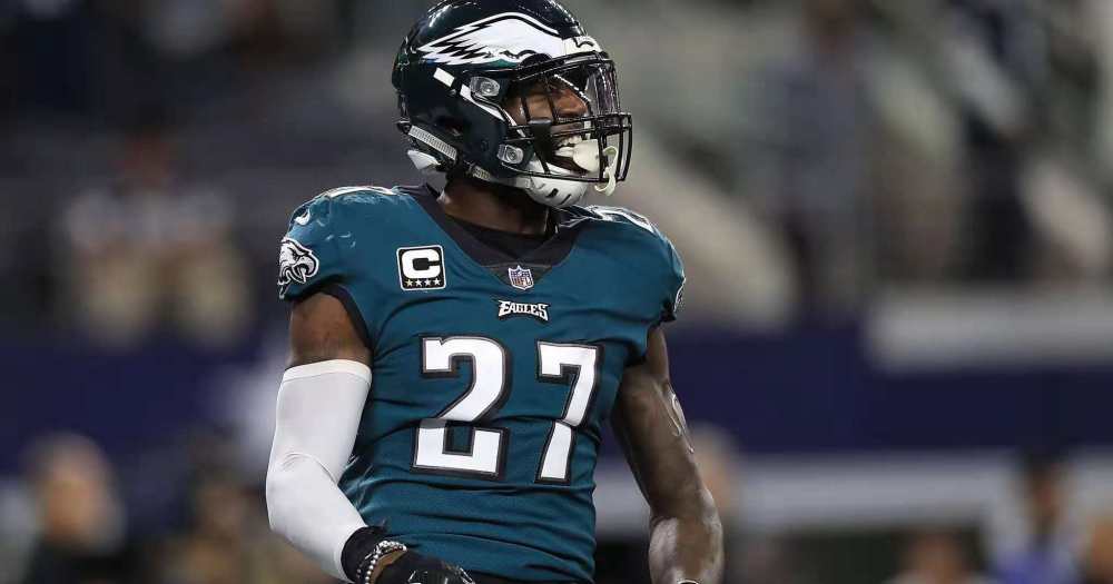 老鹰角卫输球恼羞成怒 竟对前主帅竖中指