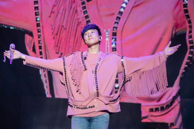 林俊杰帅照格外养眼,粉色流苏搭破洞牛仔,一点都不像37岁!