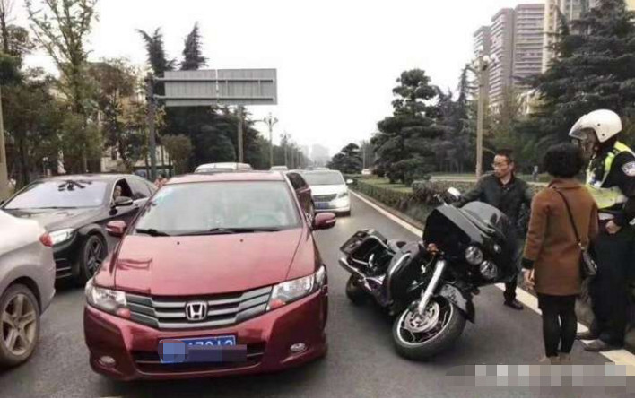 超车不成,车主不服别倒摩托车,保险公诉哭诉:坑