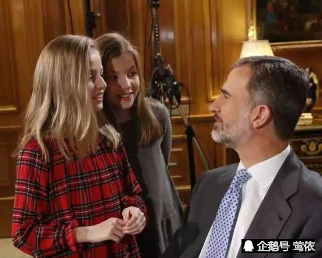 西班牙王室家庭聚餐!13岁莱昂纳尔被烫赶紧捂