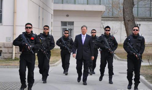 武警部队特种兵海外执行任务照,持枪贴身保护中国驻外大使