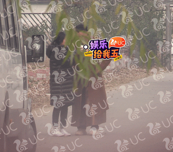 男演员和女助理共用一根吸管喝奶茶,这事儿大吗?