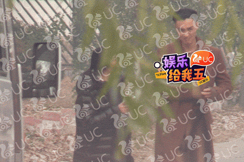 男演员和女助理共用一根吸管喝奶茶,这事儿大吗?