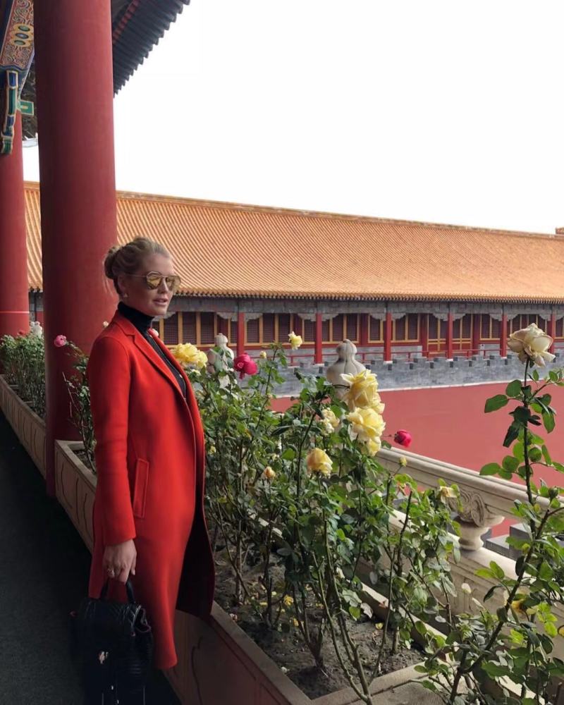 戴安娜侄女登上中国长城,兴奋晒照,回伦敦