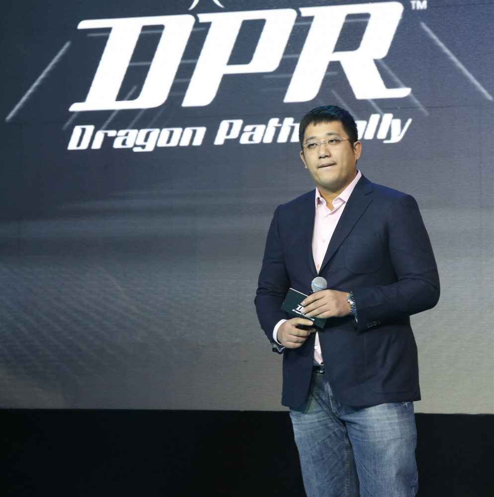 表哥是国内玩车第一人付嵩洋,他的新店开张,门口全是限量版跑车