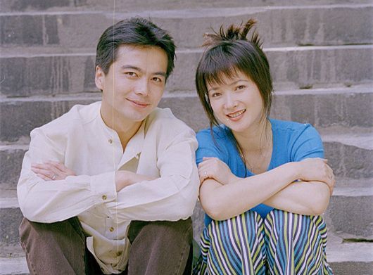 许亚军为第四任娇妻庆生两人罕见同框亲密互吻四字形容爱情