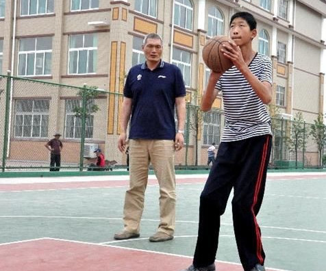 13岁就身高2米的他被称为小姚明网友看到他样子都笑了