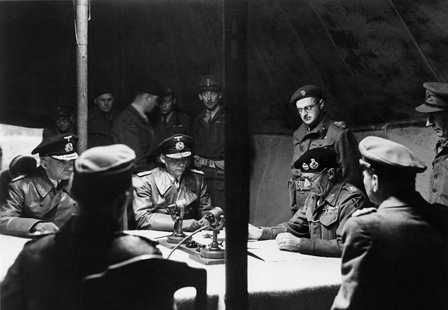 签署慕尼黑协定令张伯伦、达拉第两人到