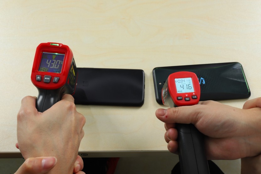 黑鲨游戏手机Helo对比一加6T,大型游戏面前看