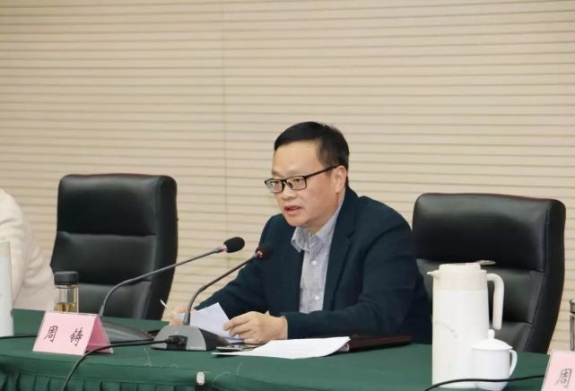 11月19日,我县对扶贫工作落后的高墟等18个乡镇的党委书记,扶贫分管人