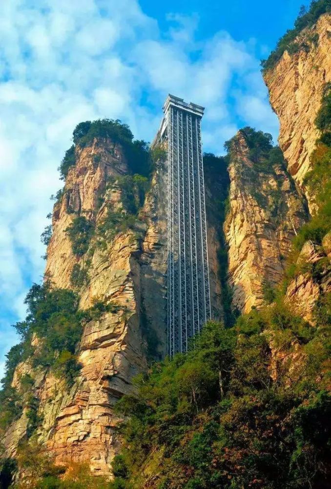 历经四关 生死锤炼 的张家界百龙天梯