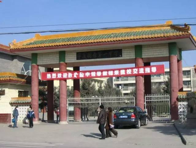 2005年学校被确立为自治区首批一级示范性高中,2006年形成固原一中