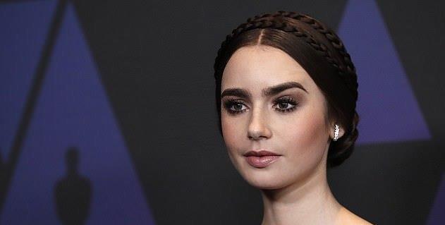 "白雪公主"扮演者莉莉,亮相颁奖晚会,优雅媲美奥黛丽·赫本