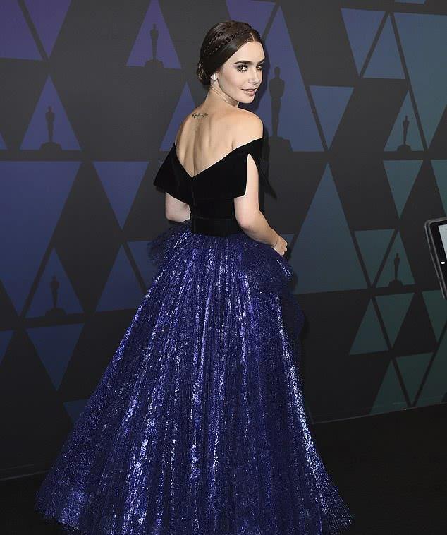 "白雪公主"扮演者莉莉,亮相颁奖晚会,优雅媲美奥黛丽·赫本