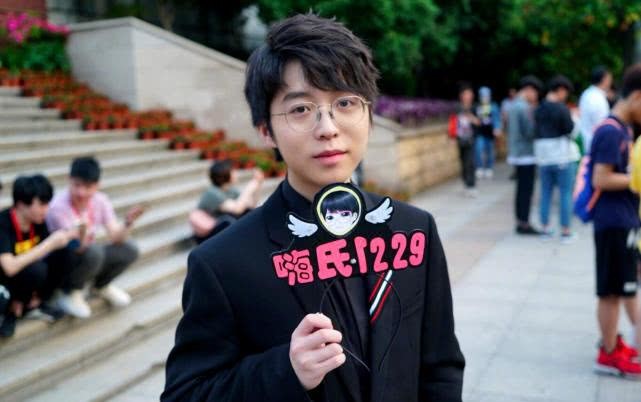 21岁电竞主播嗨氏年薪千万 凌晨八点睡不知