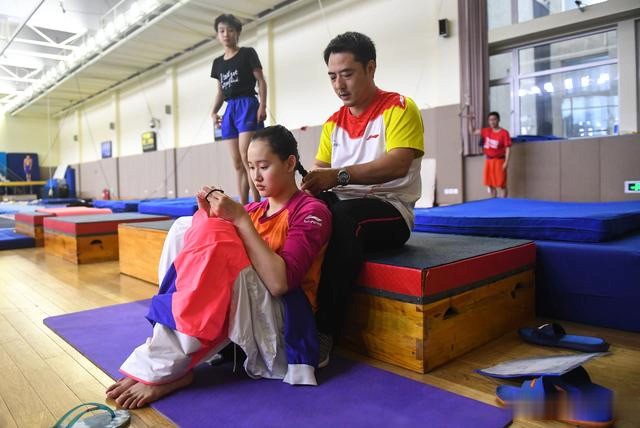 中国跳水队在京冬训 刘峰为任茜梳头似父女