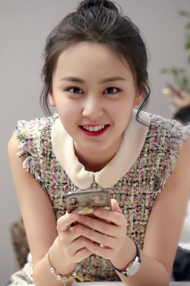 新晋演员丁芝天红毯首秀引关注 网友:好看的人腿都这么长吗?