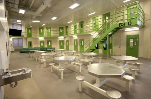 气愤!加拿大犯罪率破纪录,犯人却在牢里吃龙虾