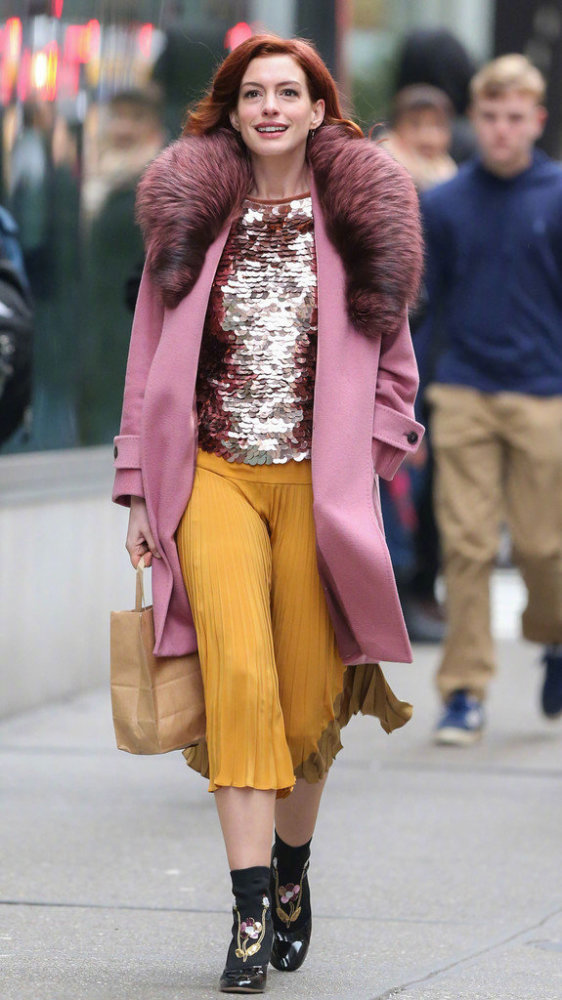 被安妮海瑟薇美到了,红发配亮片上衣复古又时髦,气质惊艳